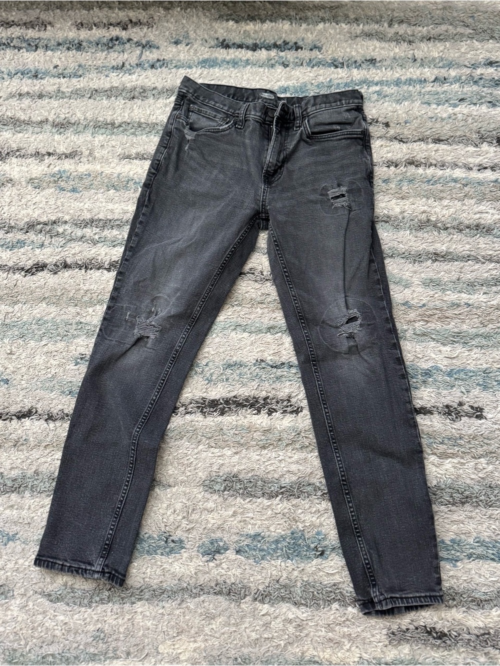 30x30 Old Navy Men's Black Relaxed Skinny Distressed Jeans